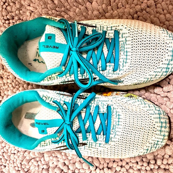 Brooks women’s Revel 3 Special edition Hawaiian style size 8.5 - Picture 2 of 8